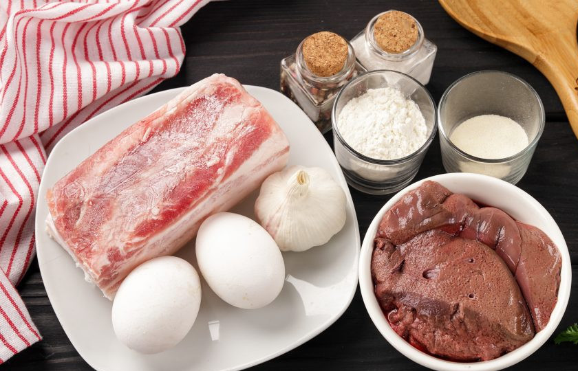 1. Этап. Сальтисон из свиной печени: Подготовьте все ингредиенты по списку. Специи берите на свой вкус.