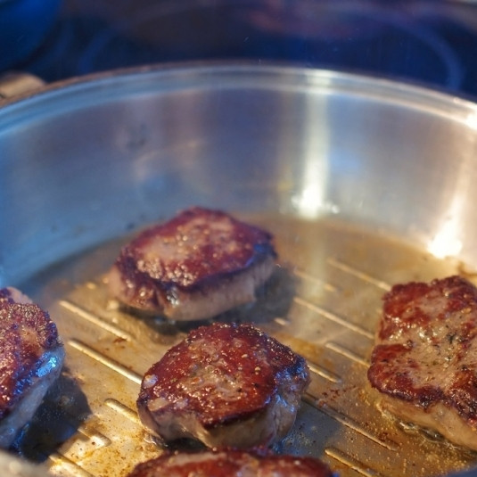 1. Этап. Стейк Диана: Сколько времени жарить стейки - зависит от их толщины и желаемой степени прожарки. Мои были толщиной в 1,5 см и я их прожаривала до средней степени (medium) 2 минуты с одной стороны, затем перевернула и жарила еще 1 минуту с другой стороны. Обжаренные медальоны извлекаем из сковороды, кладем на тарелочку и накрываем фольгой или крышкой, чтобы не остыли.