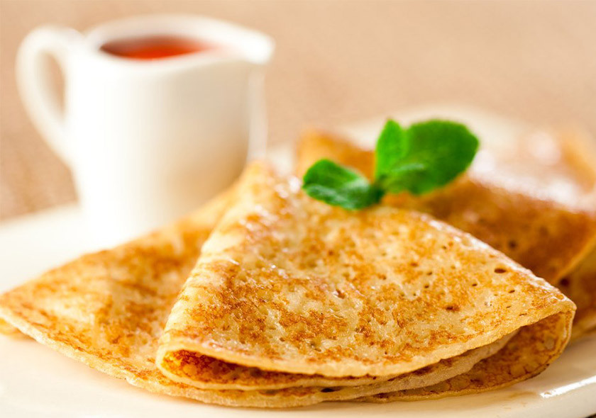 1. Этап. Блины с сухими дрожжами: Наши золотые и нежные блинчики готовы. Подаем с кусочком сливочного масла, в качестве декора у меня мятный листик. Кушаем с любой начинкой. Приятного аппетита!