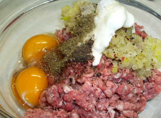 1. Этап. Люля-кебаб в духовке: Добавьте в фарш яйца, соль, майонез и другие специи.