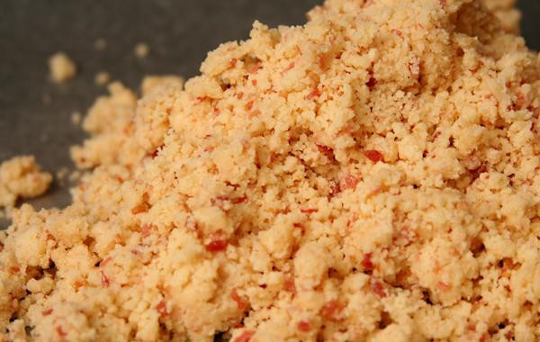 1. Этап. Коржики с беконом и Пармезаном: 1. Смешать муку, соль, тертый сыр и сливочное масло в миске кухонного комбайна до получения однородной консистенции. Добавить около ¼ чашки сливок (или молоко пополам со сливками) и перемешать. Продолжать добавлять по 1 чайной ложке сливок до тех пор, пока тесто не будет хорошо держаться вместе. Тесто не должно быть липким. Добавить измельченный бекон и перемешать в комбайне несколько раз, пока он равномерно не распределится по тесту.