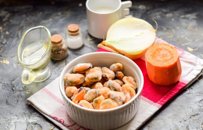 1. Этап. Сырный суп с мидиями: Подготовьте ингредиенты.