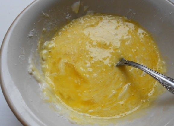 1. Этап. Суп с пампушками: Теперь займитесь пампушками. Мягкое сливочное масло смешайте с сахарной пудрой. Добавьте яйцо, ещё раз перемешайте.