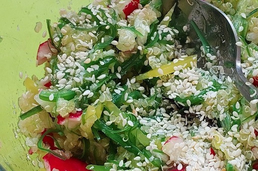 1. Этап. Салат с чукой, редисом и киноа: Добавить кунжут