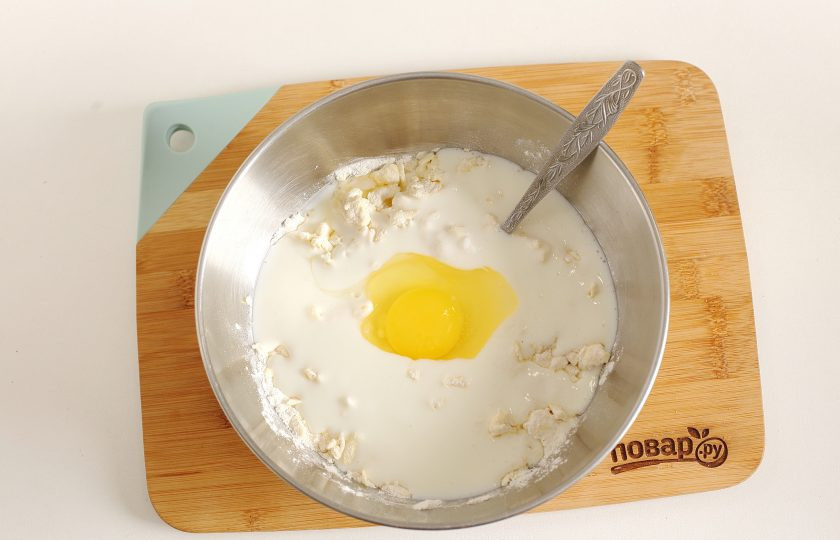 1. Этап. Ложное слоеное тесто: Добавьте кефир, яйцо и соль.