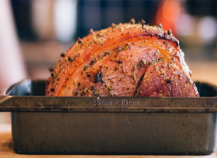 1. Этап. Ветчина в горчично-медовой глазури: Через 30 минут полейте ветчину по всей поверхности оставшейся глазурью. Поставьте ветчину обратно в духовку еще на 30 минут.