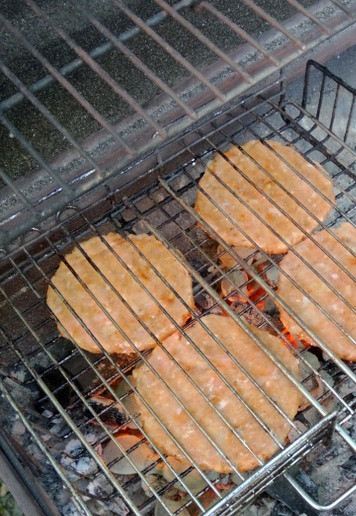 1. Этап. Бургер-гриль красный бархат: Зажать в решетке и поставить на гриль/мангл с 