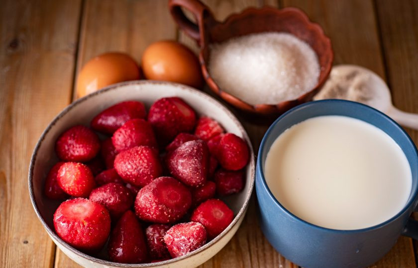 1. Этап. Молочное мороженое с клубникой: Все ингредиенты соберите по списку.