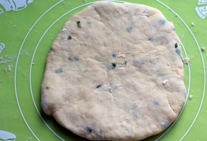 1. Этап. Очень простые сырные лепешки: Хорошо защипните и раскатайте снова в лепешку по размеру сковороды.