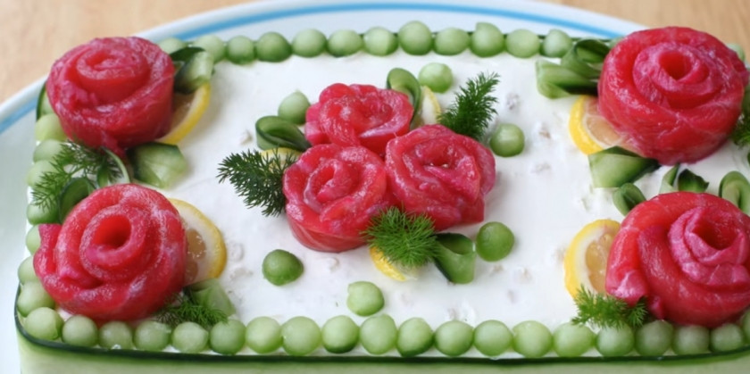 1. Этап. Суши по-русски из красной рыбы: 11. Украсьте готовое блюдо полосками из огурца, рыбой, лимоном, петрушкой и другой зеленью. Приятного аппетита!