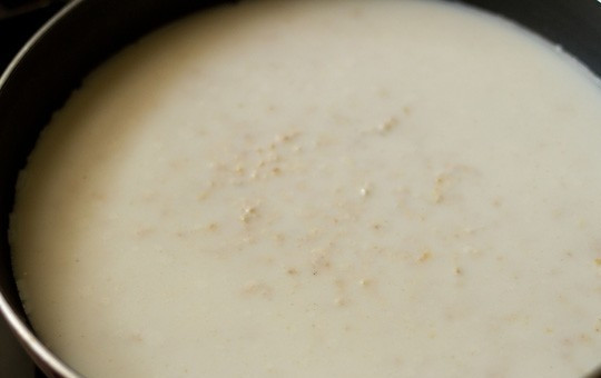 1. Этап. Каша из геркулеса: Все перемешайте и варите кашу на медленном или среднем огне.