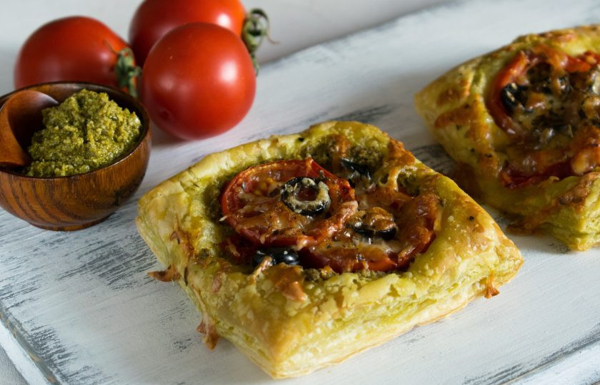 1. Этап. Тарты с помидорами и печеными перцами: Выпекайте тарты при 200 градусах 20-25 минут до золотистого цвета. Приятного аппетита!