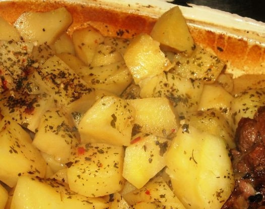 1. Этап. Гусь с картошкой: Если хотите получить слегка поджаренный картофель - минут за 30 до конца готовки откройте крышку и запекайте блюдо при температуре 160-170 градусов.