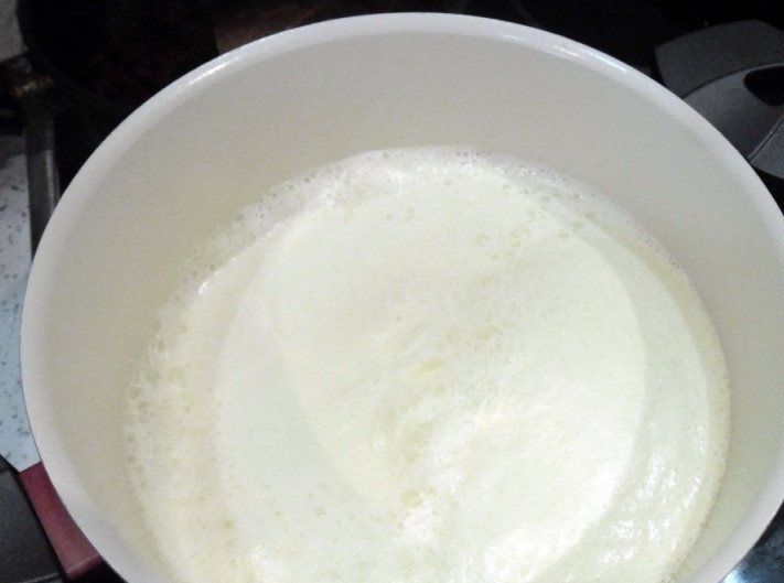 1. Этап. Мороженое в мультиварке: Доведите смесь сливок и молока до кипения в мультиварке.