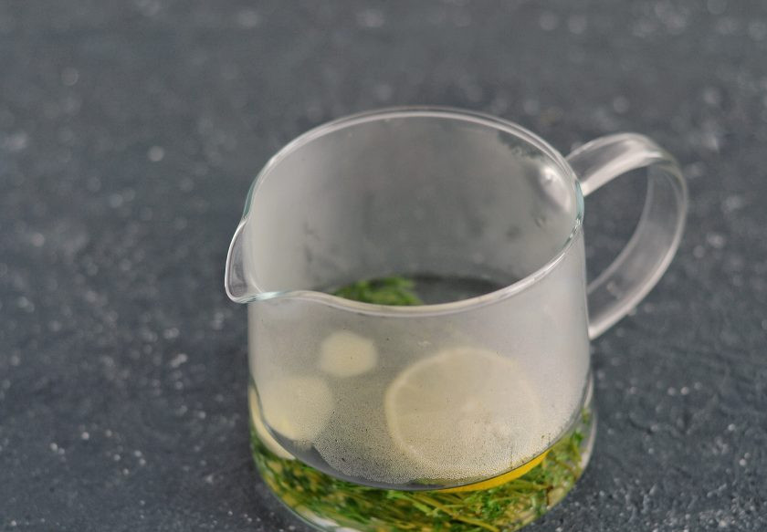 1. Этап. Чай с тимьяном: Залейте их кипятком так, чтобы они только покрывали ингредиенты. Оставьте на 5 минут.