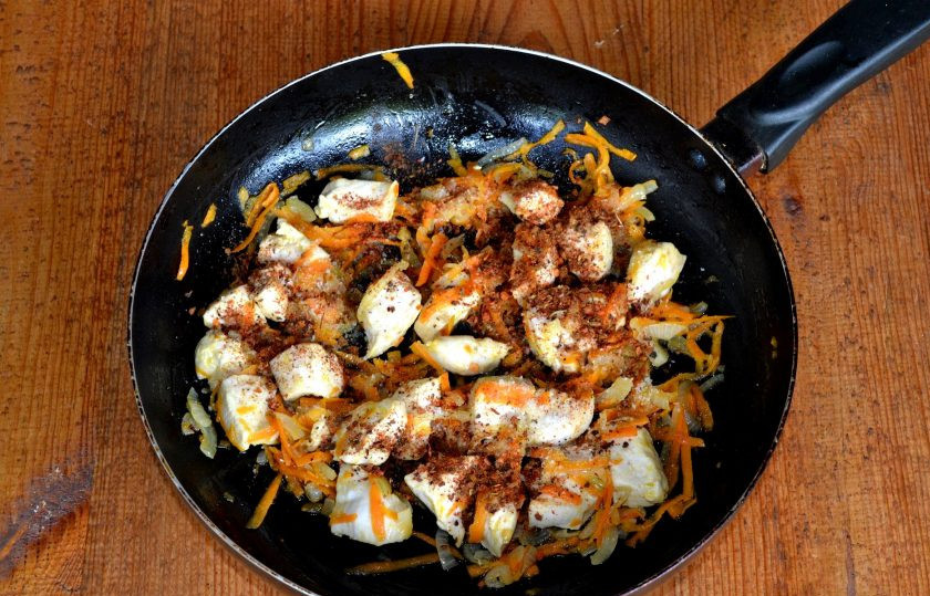 1. Этап. Плов за 30 минут в сковороде: Добавьте соль и специи. Я использую набор натуральных специй для плова.