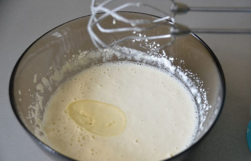 1. Этап. Веганские блинчики: Взбейте тесто для блинчиков миксером до однородности, влейте 2,5 ст. ложки растительного масла. Оставшимся маслом смажьте сковороду, разогрейте и жарьте блинчики с двух сторон.