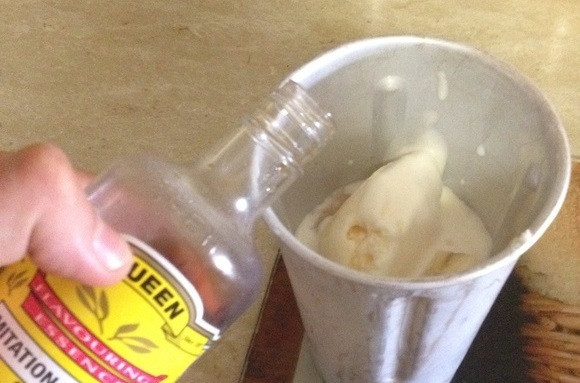 1. Этап. Коктейль Молочный с мороженым и бананом: 4. Влейте несколько капель экстракта ванили, можно другие специи или сахарный песок.