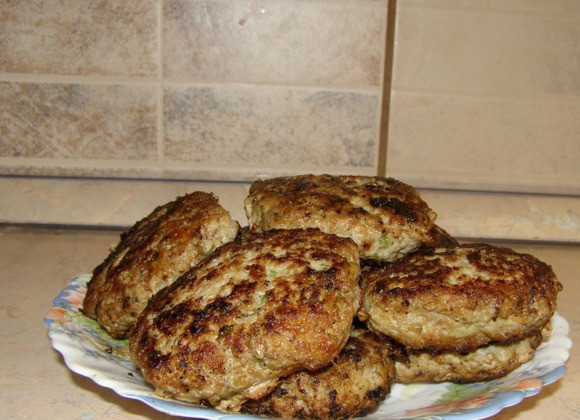 1. Этап. Котлеты из говядины с кабачками: Из готового фарша сформируйте котлетки и обжарьте с двух сторон на растительном масле. Готово!