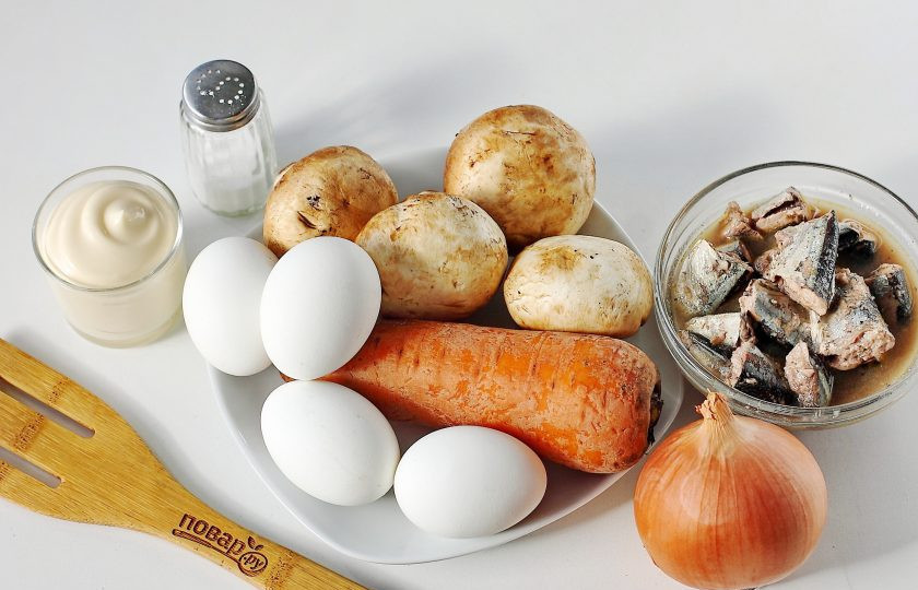 1. Этап. Салат Мимоза с грибами: Подготовьте все ингредиенты. Яйца и морковь отварите заранее и охладите.