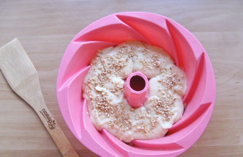 1. Этап. Кекс на кефире с корицей: Можно еще посыпать кекс измельченными орехами, но это необязательно.