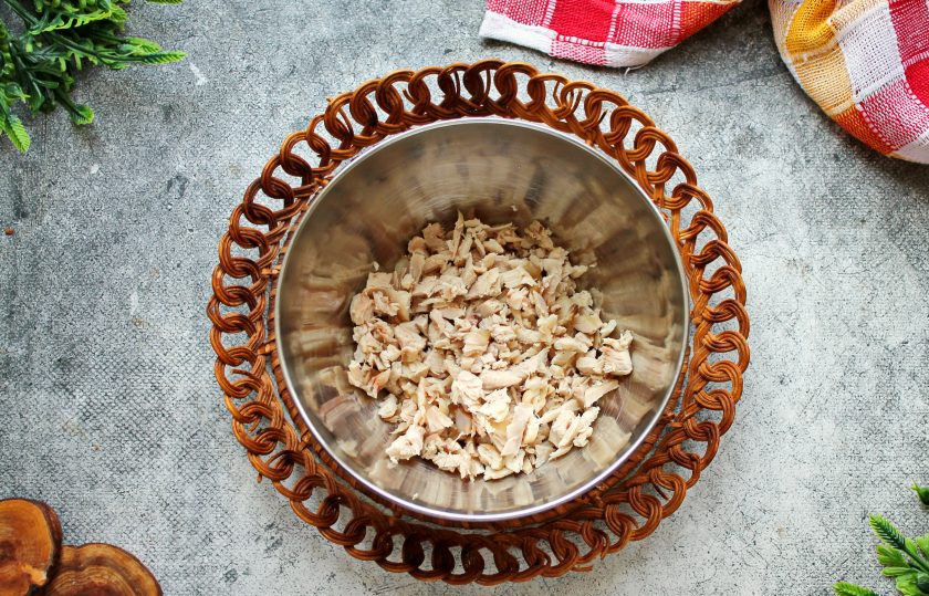 1. Этап. Салат Арбузная долька с курицей и грибами: Отварное куриное филе порежьте кубиком и выложите в салатник.