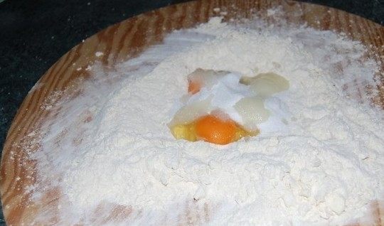 1. Этап. Сладкий пирог на День Святого Валентина: 2. Сделайте «горку», в центр положите яйцо, сахар и цедру лимона.