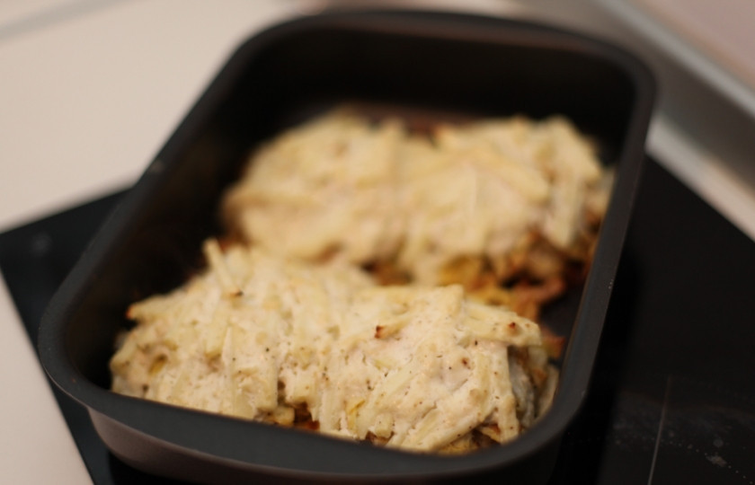 1. Этап. Треска под польским соусом: Горечь хрена во время запекания пройдет, а яблоки придадут аромат и приятную кислинку.