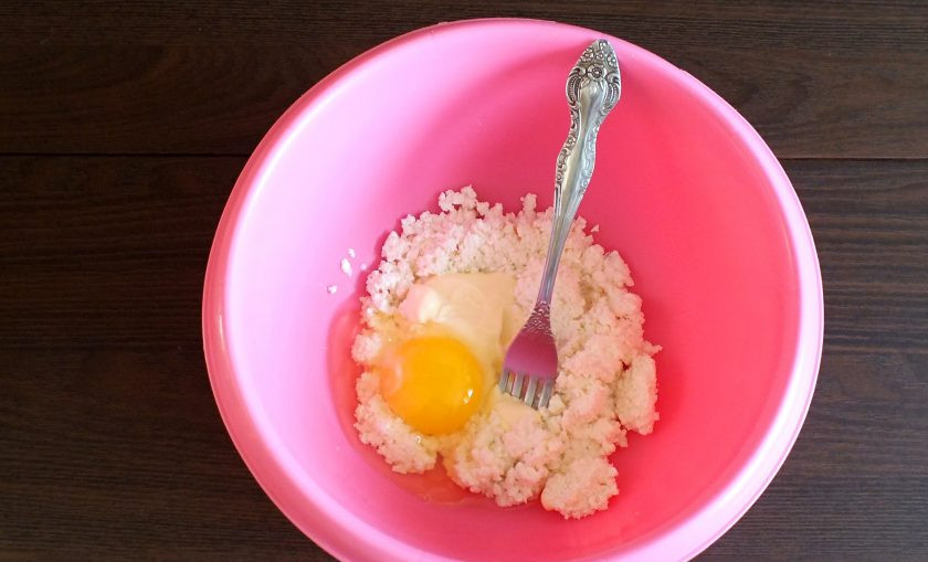 1. Этап. Творожные пончики с яблоком: В чаше соедините творог, майонез и яйцо. Перемешайте вилкой.