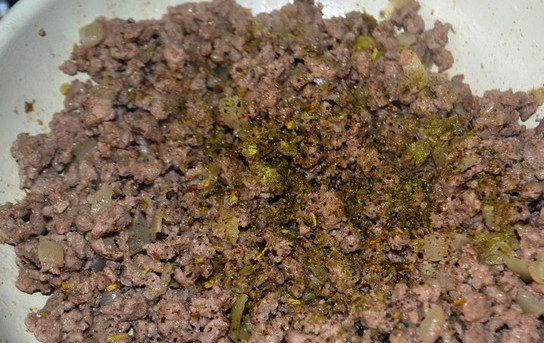 1. Этап. Картофельные гнезда: Подготовьте начинку для картофельных гнёзд. Для этого мелко нарежьте лук, обжарьте его на сковороде вместе с фаршем. Фарш посолите и поперчите по вкусу. Затем выложите фарш на бумажное полотенце, чтобы стекло лишнее масло.