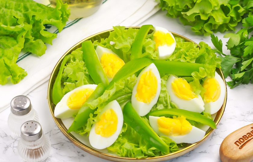 1. Этап. Салат со шпинатом и болгарским перцем: Очистите от семян промытый болгарский перец и нарежьте его лентами вдоль. Выложите между остальных ингредиентов на тарелку.