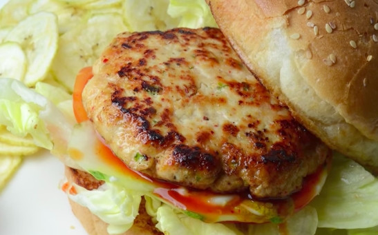 1. Этап. Котлеты из Макдональдса: С обеих сторон котлетки должны приобрести аппетитную корочку. Используя булочки, овощи и соусы, соберите бургер с этой сочной котлеткой.