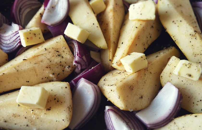 1. Этап. Курица в духовке с грушей: 1. Груши и лук нарезаем произвольными кусочками, выкладываем на противень. масло режем кубиками и произвольно раскидаем поверх ингредиентов.