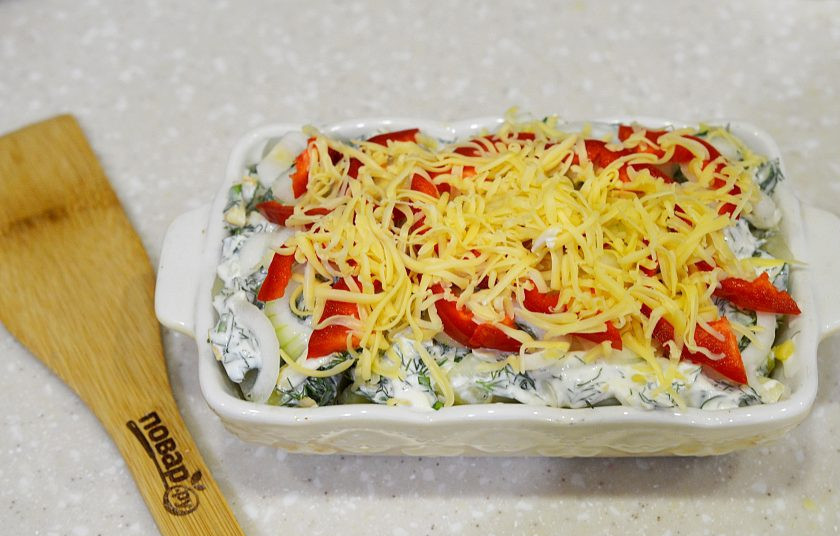 1. Этап. Картошка с копченым сыром: 9. Выложите поверх картофеля и посыпьте натертым обычным сыром.