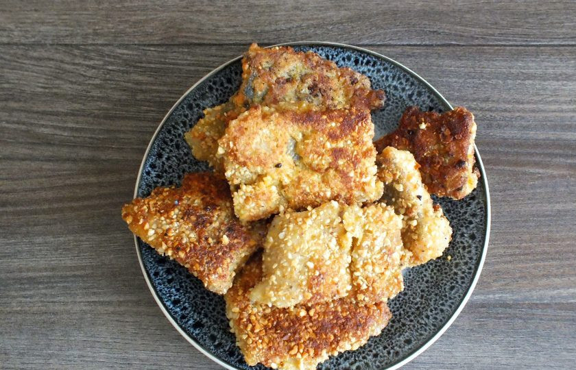 1. Этап. Судак в ореховой панировке: Готовые кусочки рыбы переложите на блюдо и сразу же подавайте к столу.