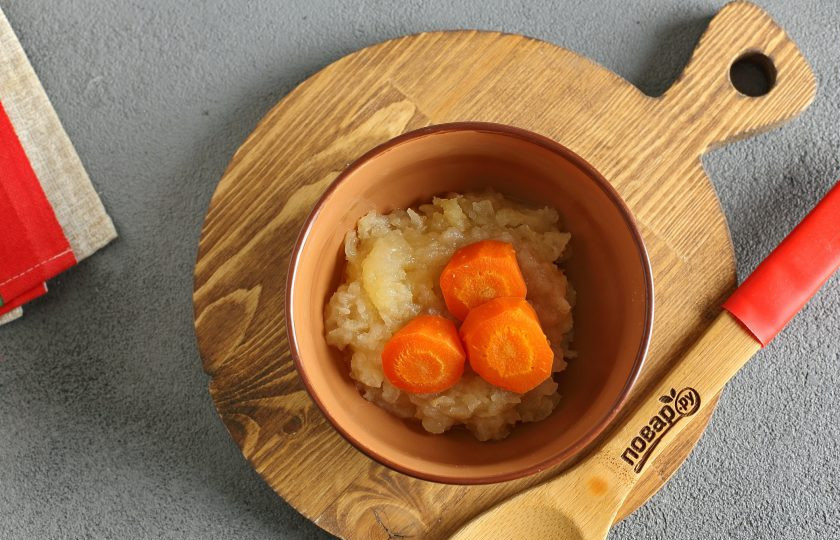 1. Этап. Пюре для ребенка 6 месяцев: Затем приготовьте яблоко и морковь на пару в течение 10-15 минут (до мягкости).