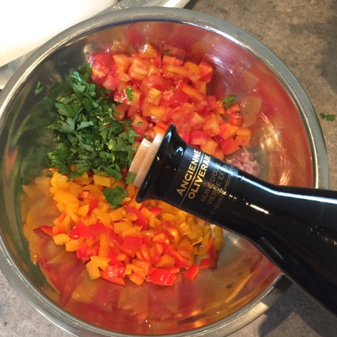 1. Этап. Салат с помидорами: Заправьте салат маслом, уксусом, солью и перцем.