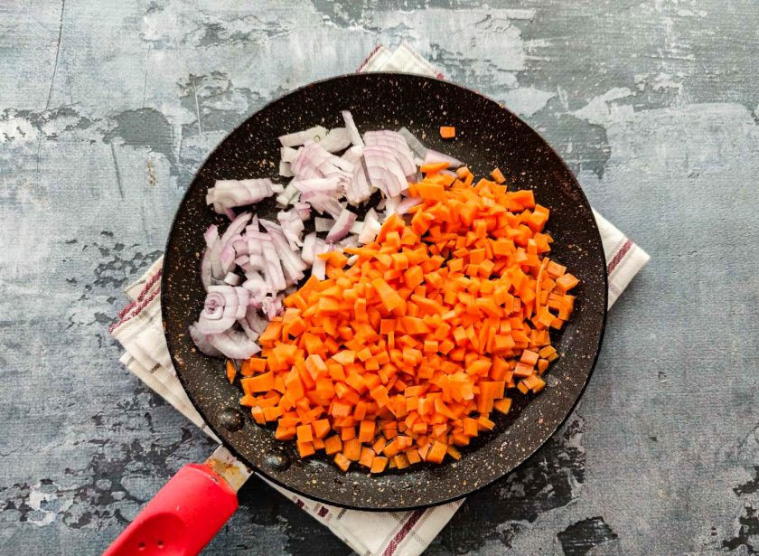 1. Этап. Картофельный суп с бобовыми: Лук очистите от шелухи и мелко нарежьте. Морковь почистите, помойте под проточной водой и нарежьте небольшими кубиками. Выложите овощи в хорошо разогретую сковороду с растительным маслом.