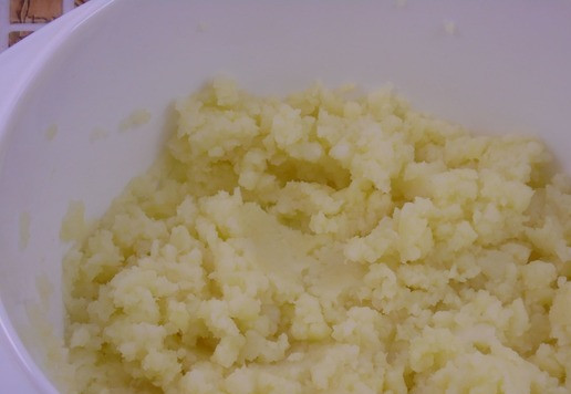 1. Этап. Картофельные кексы с тунцом: Заранее отваренный и остывший картофель размять в пюре и переложить в миску для замешивания теста.