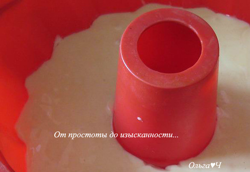 1. Этап. Творожно-шоколадный кекс с алычой: Выложите тесто в форму для кекса с отверстием (диаметром 22 см и высотой 10,5 см), смазанную маслом. Это первый слой.