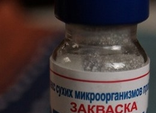 1. Этап. Йогурт для детей: Вскройте баночку с закваской, вмешайте ее содержимое в молоко. Вы можете купить любую закваску в аптеке, их бывает немало разновидностей. Молоко не должно быть горячим, иначе все полезные бактерии погибнут.