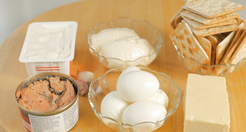 1. Этап. Лучший закусочный торт из крекеров и рыбной консервы: 1. Приготовьте все необходимые ингредиенты. Яйца отварите вкрутую.