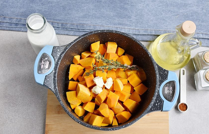 1. Этап. Тыквенный суп-пюре со сливками: Добавьте нарезанную крупными кубиками тыкву, сливочное масло и тимьян. Чуть обжарьте тыкву при помешивании, буквально пару минут.