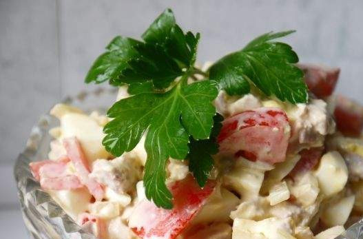 1. Этап. Салат с отварной свининой: 8. Салат готов. Его можно разложить по креманкам или порционным тарелкам. Для праздничного стола можно украсить салат зеленью петрушки и посыпать сыром.