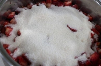 1. Этап. Клубничное варенье из крупной клубники: Засыпаем ягоды половиной указанного в рецепте количества сахара, оставляем их на ночь, пусть клубника пустит сок.
