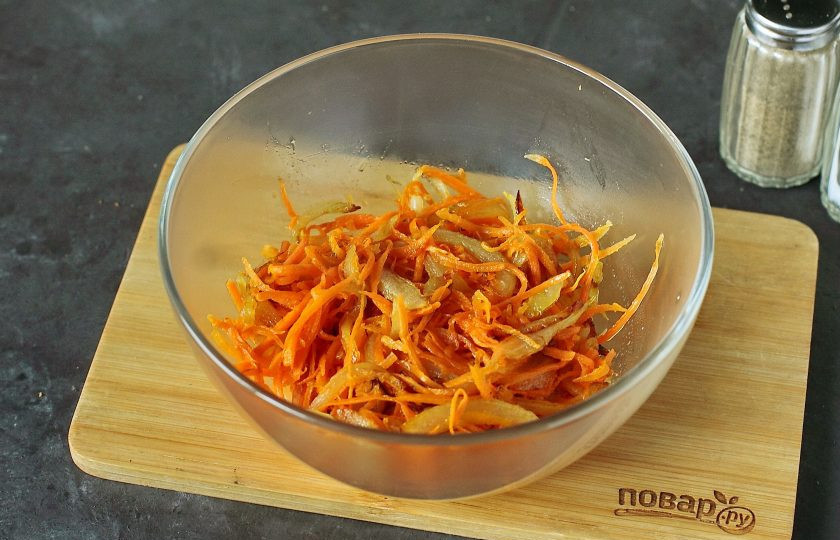 1. Этап. Салат с морковью и солеными огурцами: Переложите содержимое сковороды в глубокую миску.