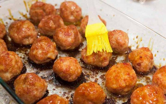 1. Этап. Глазированные мясные шарики: 4. Отправьте шарики опять в духовку на 15-20 минут, снова запекайте. Готовые шарики также смажьте глазурью.