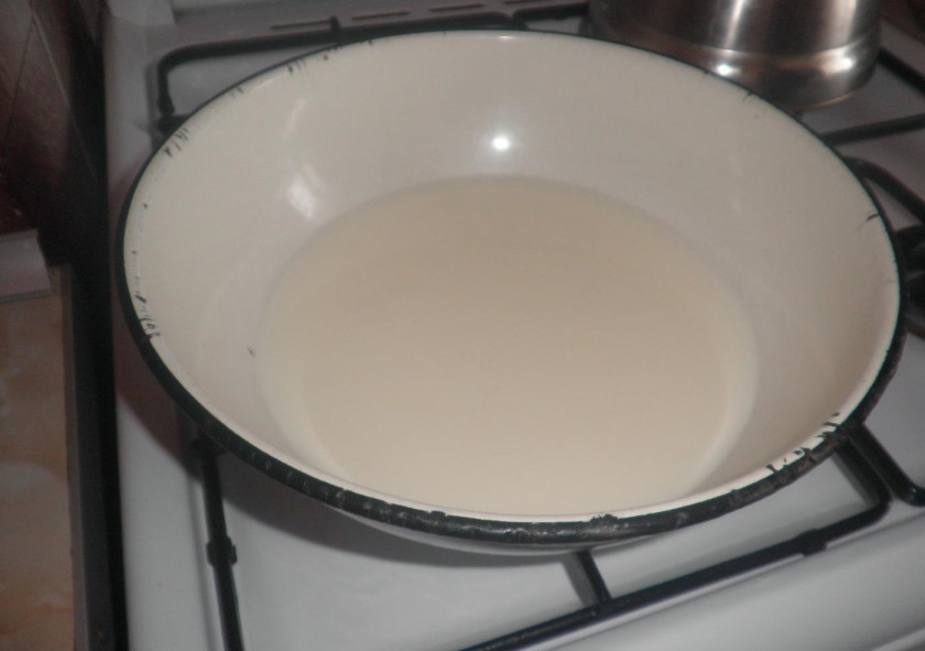 1. Этап. Дрожжевое тесто на пышки: 1. Молоко переливаю в миску и ставлю на огонь, довожу до кипения, можно в микроволновой печи.