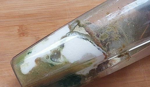 1. Этап. Шпинатный йогуртовый смузи: Помещаем ингредиенты в блендер, добавляем воду. Получается вот такой камуфляж.