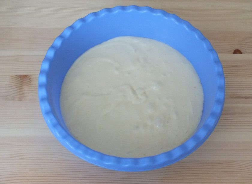 1. Этап. Фруктовый пирог: Оставьте тесто на 10 минут.